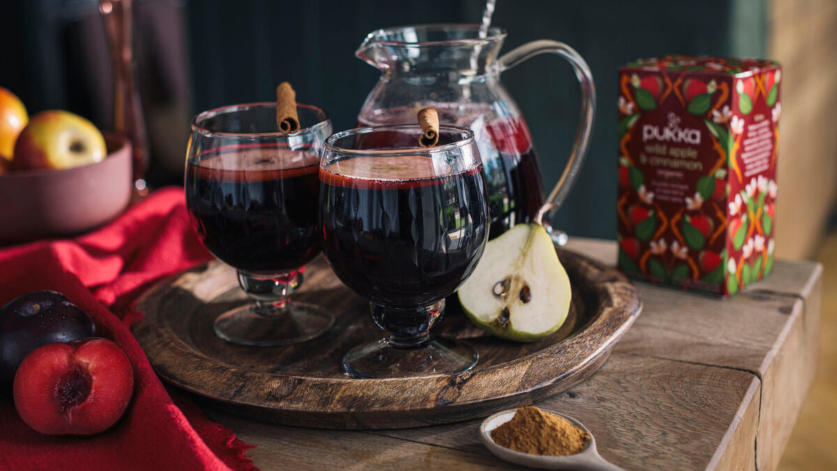 סנגריה חמה עם תפוח בר וקינמון