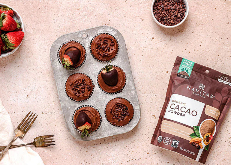 קאפקייקס שוקולד עם תותים מצופים בשוקולד