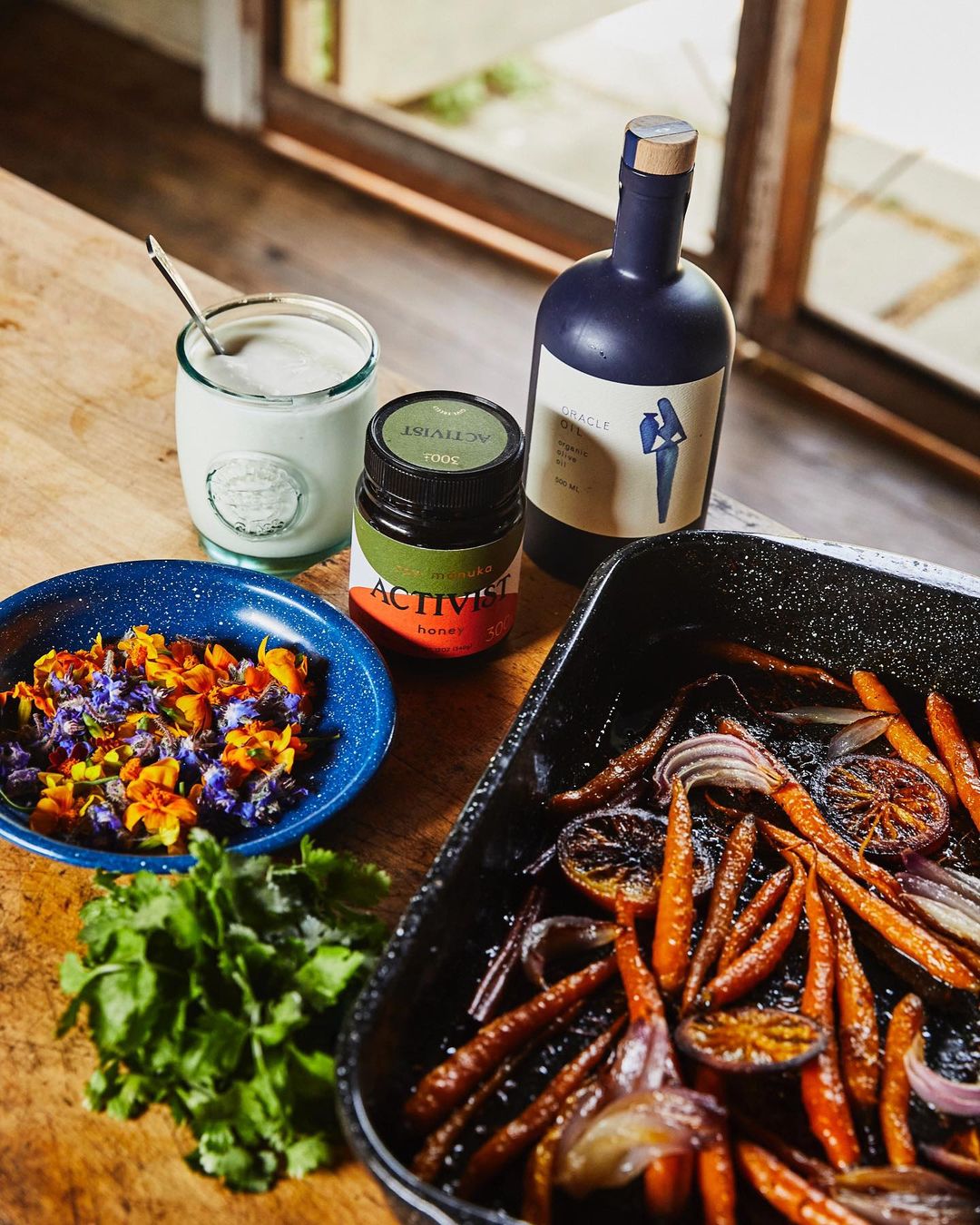 סלט תפוזים וגזר מקורמלים עם יוגורט, כוסברה ודבש מאנוקה