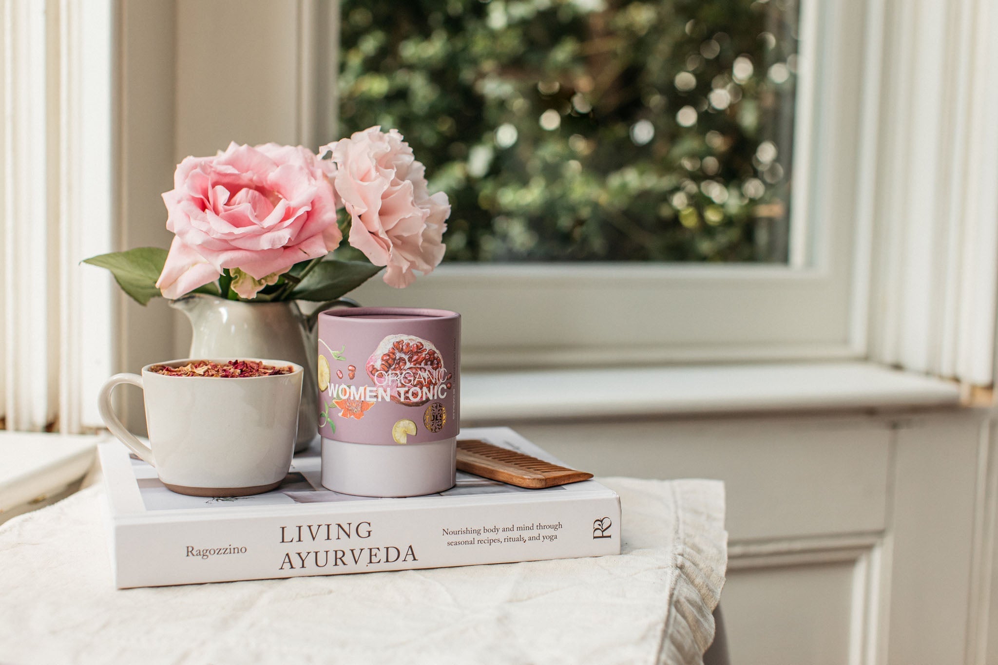 חוכמת הצמחים ובריאות האישה: המסע לאיזון הורמונלי עם טוניק נשים